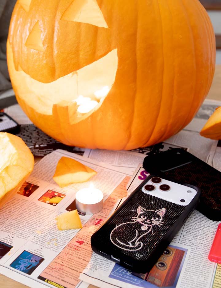 Supporting Image 05 Rhinestone Black Cat iPhone Case